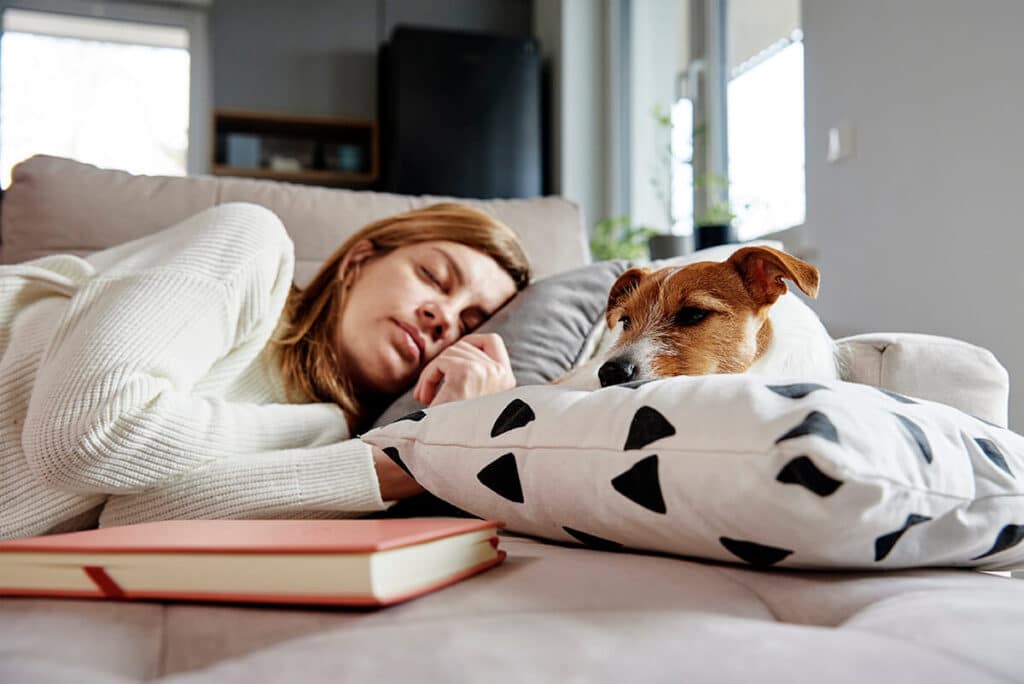 Weetjes over honden - 1. vrouwen slapen beter naast honden